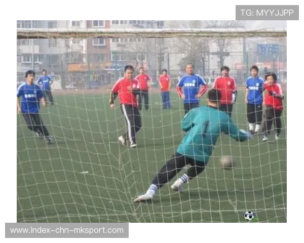 守门员扑点球策略课：心理博弈与读步伐练习