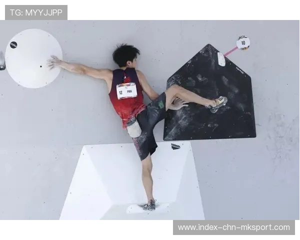 攀岩运动少年比比赛先爬上领奖台 攀岩运动少年比比赛先爬上领奖台