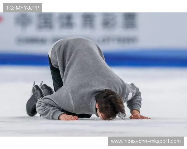 花样滑冰男选手泪洒赛场，摘金瞬间感动全网