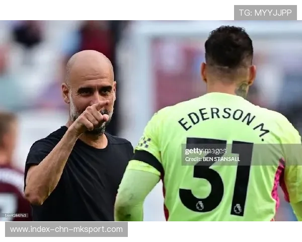 西汉姆前锋停球转身劲射打穿球网引来掌声