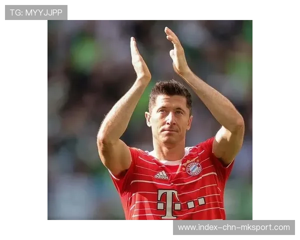 莱万高速插上破坏两名后卫站位,拜仁形成连续射尝试 莱万高速插上破坏两名后卫站位,拜仁形成连续射尝试